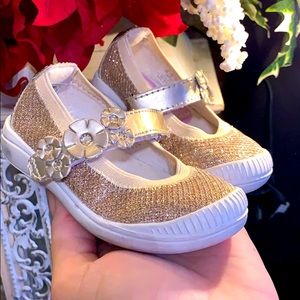 Beautiful stride rite baby glitter shoes.